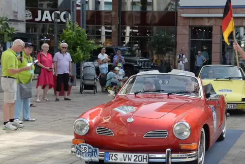 Start auf dem Hetzelplatz: Hubert Prüser und Marianne Strang in einem Karmann Ghia 14, Baujahr 1973. 