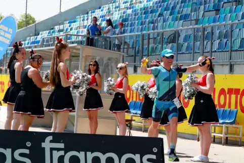 Der Rodalber Klaus Ankner läuft bei seinem Triathlon-Debüt als Erster ins Ziel vor der fast leeren Haupttribüne des Framas-Stadi