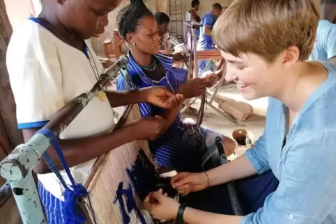 Selma Wiesemann hat im Freiwilligendienst in Natitingou in Bénin Weben gelernt. 