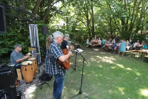 Auf der Bissersheimer Hochzeitswiese an der Haldmühle: Auftritt der Band Mr. Jones. 