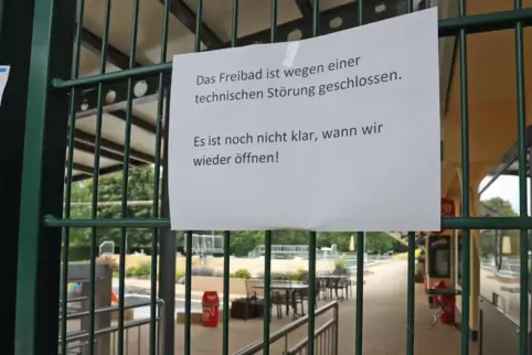 Bereits am Montagvormittag standen Besucher des Edesheimer Freibads vor verschlossener Tür.