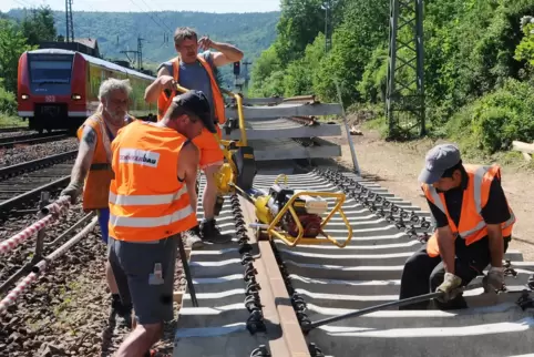 Wegen Gleisbauarbeiten gibt es Verspätungen. 