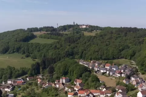 Über Föckelberg erhebt sich der König des Westrichs: der 562 Meter hohe Potzberg.