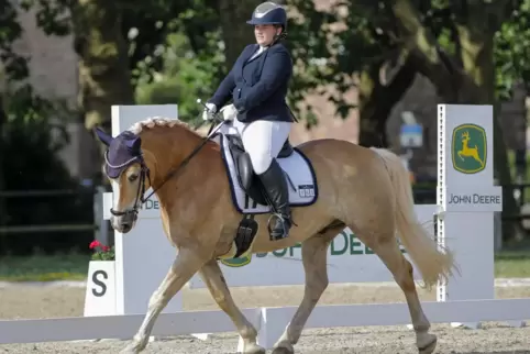 Caroline Heinz und ihr 20-jähriger Haflinger-Wallach Nebio ritten am Sonntagmorgen bei angenehmen 27 Grad in der A**-Dressur auf