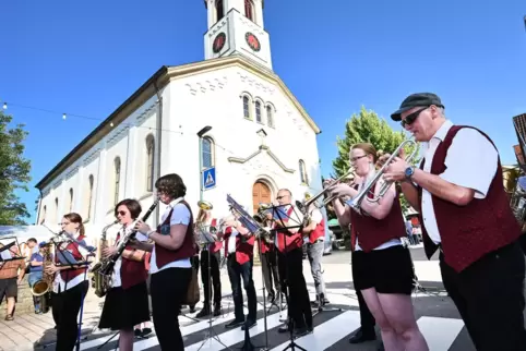 Erinnerung an 2019: Der Musikverein eröffnet in Berghausen das Brunnenfest.