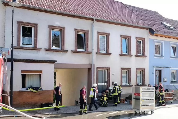 Vom Brand waren auch die beiden Nachbargebäude betroffen.