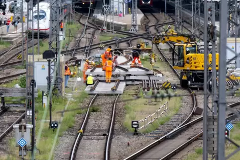 Hunderte Baustellen im ganzen Bundesgebiet sorgen derzeit für Verspätungen – und Ärger bei Bahnkunden. 