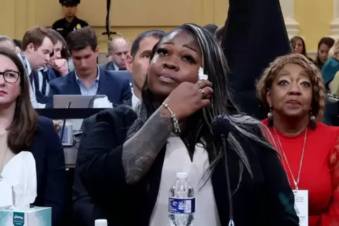 „Es hat mein Leben auf den Kopf gestellt“: Wahlhelferin Shaye Moss (vorne) sagt vor dem US-Kongress aus, hinten rechts ihre Mutt