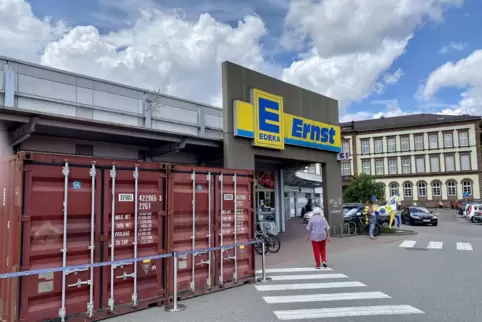 Die Stahlcontainer vorm Markt im Hilgardcenter künden vom baldigen Baubeginn. Edeka Ernst baut ab 1. Juli um, schließt für sechs