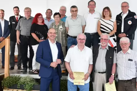 Ehrungen beim DRK: (hinten von links) Ralf Tebrün, Kai Falke, Kurt Astor, Heidrun Gabel-Tebrün, Wolfgang Ditscher, Gertraud Fuch