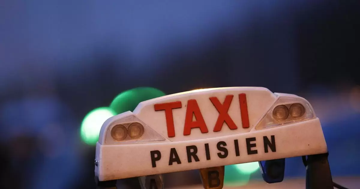 Stiller Alarm im Taxi: Rotes Licht am Taxi-Schild, Notruf