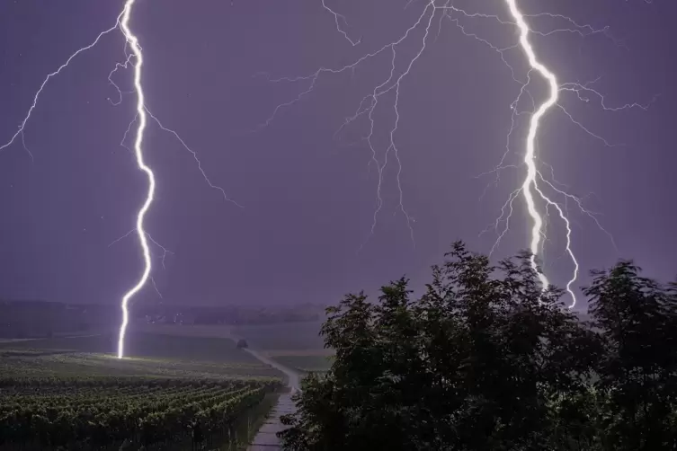 Starke Blitze über Landau. 