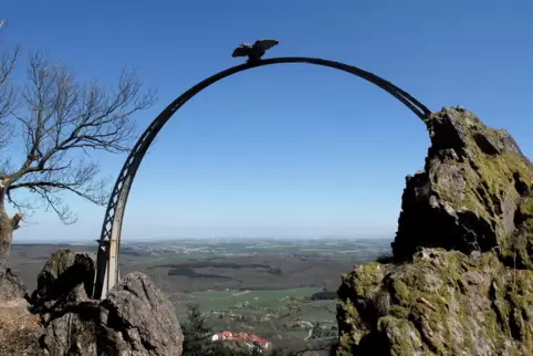 Ausblick am Adlerbogen: Der Gipfel des Donnersbergs liegt auf Dannenfelser Gemarkung. 