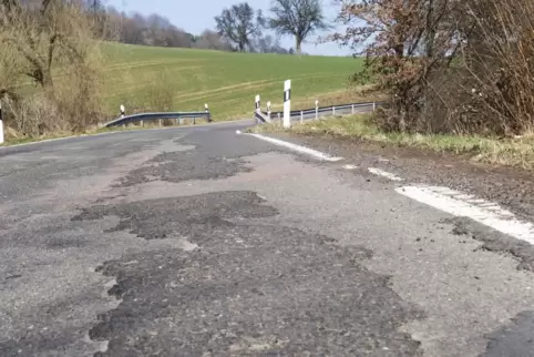 Die Straße muss von Grund auf erneuert werden.