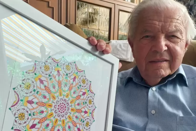 Stolzer Künstler: Karl-Heinz Wässa mit einem seiner Mandalas.