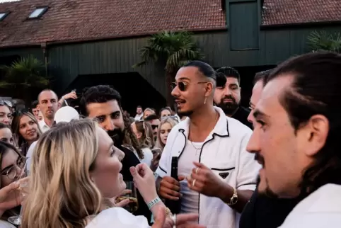 Rapper und Pfälzer: Apache207 (mitte) bei seiner Weinparty im Mai. 