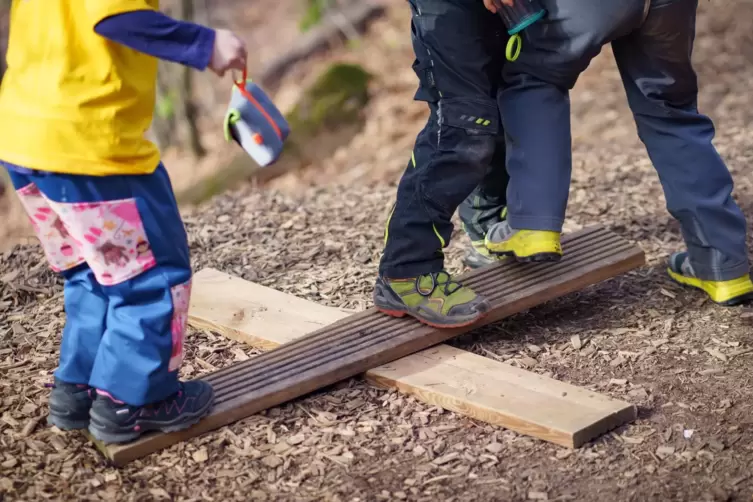 Mit Holz spielen kann Spaß machen – aber einen Spielplatz sollte es schon geben. 