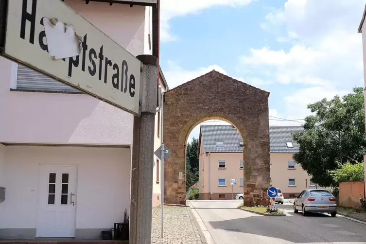 Wenn das Tor saniert wird, dürfen nur noch Fußgänger und Radfahrer die Baustelle passieren. 