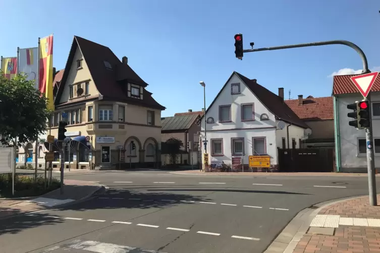 Die Grünphase der Fußgängerampel an der Einmündung von der Rülzheimer- in die Hauptstraße (links) wird auf etwa zehn Sekunden ve