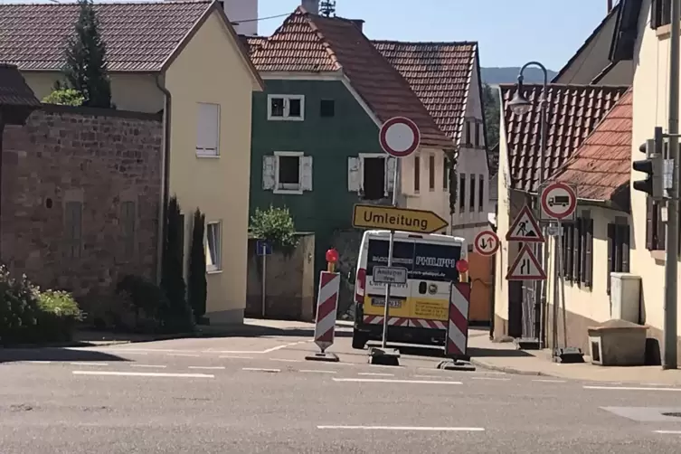 Seit Donnerstag voll gesperrt: die Hauptstraße vor der Ebertsheimer Kreuzung. Die Gemeinde lässt das marode (grüne) Haus mit Neb