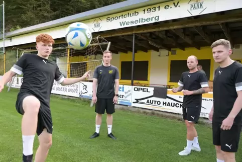 Trainingsauftakt beim SC Weselberg: Trainer Felix Assel (ganz hinten) mit seinen "Neuen" Felix Hess (links), Jannik Jörg (Zweite