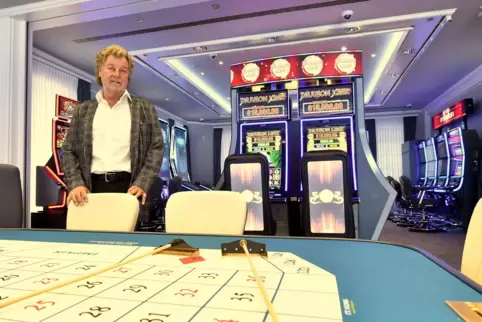 Spielbank-Geschäftsführer Michael Seegert vor dem neuen Automatenbereich im Kurhaus. 