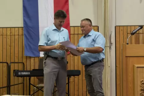 Der Erste Beigeordnete Martin Müller (rechts) führte Harald Westrich ins Amt ein.