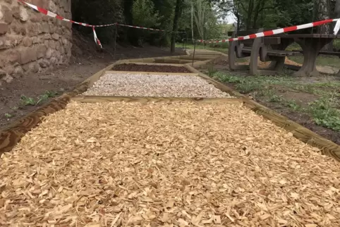 Der neue Barfußpfad am Eisbach in Ebertsheim: Inzwischen sind neun der zwölf Felder mit Holzschnitzel oder Kies befüllt. 