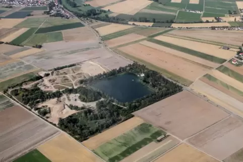 Schräg gegenüber der Sandgrube Heberger an der L534 zwischen Otterstadt und Waldsee soll nach Erdöl gebohrt werden. 