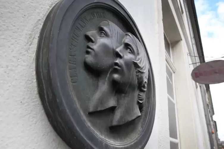 Robert und Clara Schumann: Eine Gedenktafel mit ihren Konterfeis an der Fassade des Schumann-Hauses in Düsseldorf.