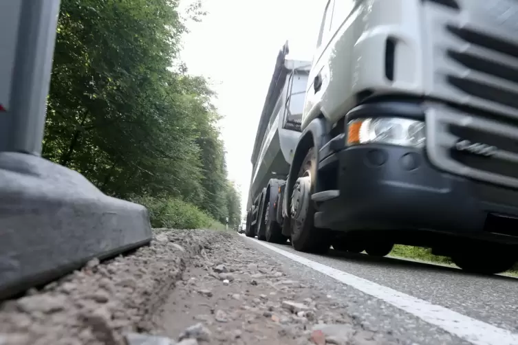 Straßenschäden. Deshalb soll ein 2800 Meter langes Teilstück der K 15 zwischen Schaidt und der K 24 saniert werden.