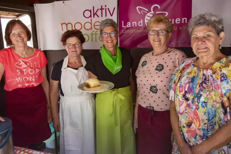 Dampfnudel gefällig? Die Landfrauen bringen sich beim Schnapsbrennerfest ein. 