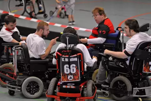 Kapitän David Huber (Zweiter von links) schwört die Rolliteufel auf das Spiel gegen Dreieich ein. 