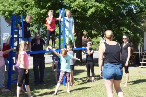 Zirkuspädagoge Martin vom Circus Zappzarap unterstützt die Trainingsgruppe „Akrobatik“.