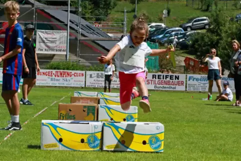 Und ganz schnell drüber: Tilda Christ aus Rodalben zeigt beim Bananenkisten-Sprint, was in ihr steckt.