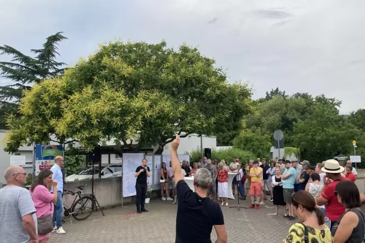 Bürgerinformation zum Thema Verkehr. Am Mikro Lukas Hartmann, links Christoph Kamplade. Foto: swo