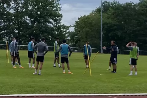 Cristian Fiél (Zweiter von rechts) gefiel es mit seiner Mannschaft im Eisenberger Waldstadion. 