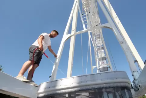 Aufbau: Marlon Küchenmeister bereitet das Riesenrad vor.