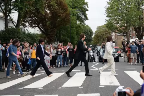 Der berühmteste Zebrastreifen der Welt auf der Londoner Abbey Road. Beatles-Fans stellen das legendäre Cover nach. 