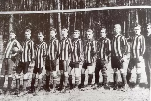 Die Fußballmannschaft der SG Bruchweiler im Jahr 1925 (von links): Wendelin Zwick, Pius Zwick, Georg Kroiss, Josef Burkhart, Jak