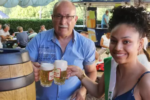Faßbieranstich beim Langenbacher Dorffestes. In ihrem Heimatort prostet Clara de Oliveira Seyler Bürgermeister Wolfgang Schneide
