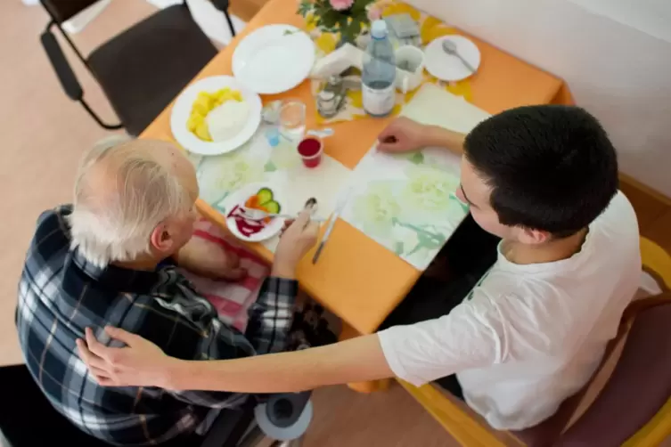 In vielen Bereichen werden junge Leute eingesetzt, die einen Freiwilligendienst leisten. 