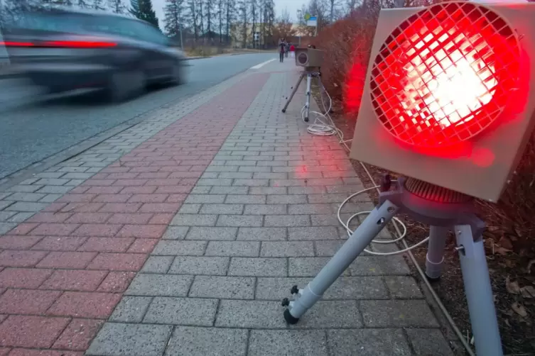 Überall werde nach Tempo 30 gerufen. Das Tempolimit nütze aber nur etwas, wenn es auch kontrolliert werde, finden die Grünen. 