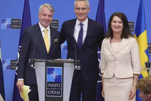  Pekka Haavisto (links), Außenminister von Finnland, Ann Linde, Außenministerin von Schweden, und Jens Stoltenberg, Nato-General