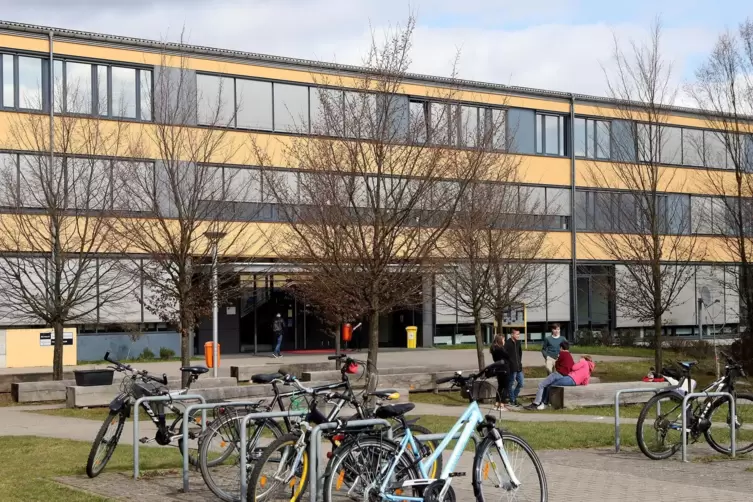 Auf dem Weg zu Realschule und Gymnasium (im Bild) müssen die Schüler besonders auf der Weinstraße acht geben.