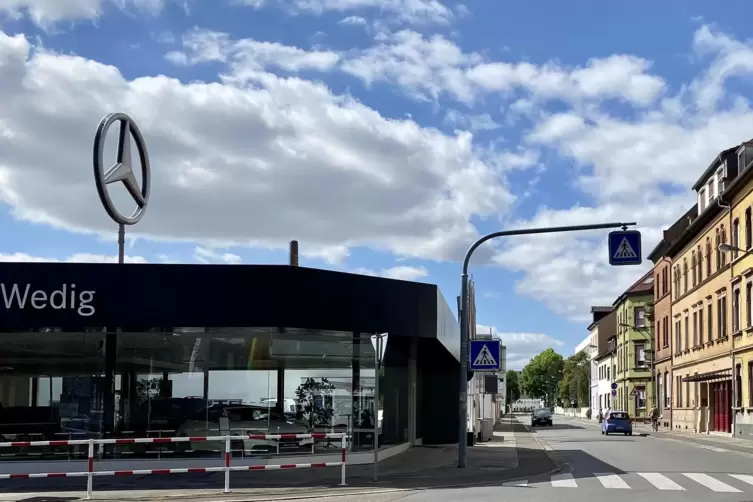 Entree in die Johann-Klein-Straße: die Einmündung zur Heßheimer Straße mit dem Mercedes-Autohaus Wedig. 