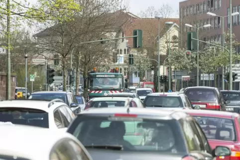 Zwar ein Archivfoto, aber Autofahrern dennoch ein allzu bekannter Anblick: stockender Verkehr in der Lauterstraße.