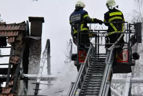 Im Ernstfall müssen Feuerwehrleute einiges aushalten. Dabei spielt die Schutzkleidung keine nebensächliche Rolle. Die dunklen An