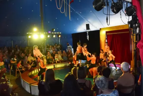 Die Akrobaten machten den Anfang der Show im bis auf den letzten Platz gefüllten Zirkuszelt.
