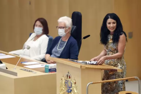 Die Kurdin Amineh Kakabaveh (rechts) ist Abgeordnete im schwedischen Parlament. Ihr Name steht ganz oben auf der Liste von „Terr